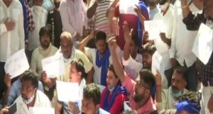 हाथरस गैंगरेप :कांग्रेस और भीम आर्मी ने उठाईं कैंडल,  पीड़िता के परिजन अस्पताल के बाहर भूख हड़ताल पर बैठे