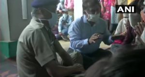 इंसाफ का आश्वासन , यूपी ACS  और DGP  ने घर में जमीन पर बैठ कर पीड़ित परिवार से की बातचीत