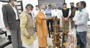मुख्यमंत्री ने शिल्पकारों द्वारा उपहार स्वरूप प्रदान किये गये उत्कृष्ट उत्पाद को   क्रय करते हुए कारीगरों को 30,500 रु0 का भुगतान किया﻿