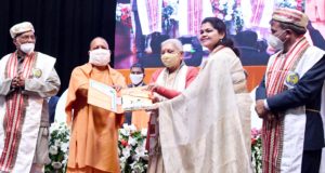 राज्यपाल और मुख्यमंत्री ने डाॅ0 शकुन्तला मिश्रा राष्ट्रीय पुनर्वास विश्वविद्यालय  के  दीक्षान्त समारोह पर  ‘भारत रत्न’ श्रद्धेय  अटल बिहारी वाजपेयी जी की प्रतिमा का अनावरण तथा उनकी  कविताओं पर आधारित चित्र वीथिका का उद्घाटन किया