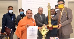 यूपी की झांकी को मिले  प्रथम पुरस्कार की Trophy व प्रमाणपत्र सीएम योगी को सौंपा गया