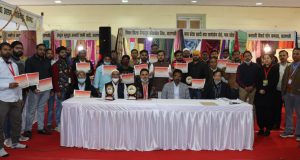 सिल्क एक्सपो में रेशमी वस्त्रों की सर्वाधिक बिक्री करने वाले व्यापारियों व  बुनकरों को किया गया सम्मानित