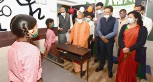 सीएम योगी ने चॉकलेट दे कर बच्चों से पूछा रोज़ स्कूल आओगे
