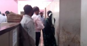 एलडीए की महिला अधिकारी की चेकिंग से भयभीत कर्मचारी 100 से अधिक फाइलें फेंक कर भागा , प्राधिकरण में मचा हड़कंप