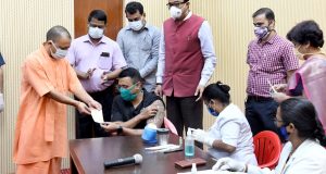 मुख्यमंत्री ने  उच्च न्यायालय की लखनऊ खण्ड पीठ तथा  कोविड टीकाकरण केन्द्रों का निरीक्षण किया