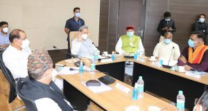 सीएम रावत ने रूद्रपुर में समीक्षा बैठक कर जाना कोविड से बचाव के उपायों को ,  मरीजों से विडियो काल पर बात भी की