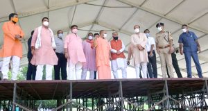मुख्यमंत्री ने  वाराणसी भ्रमण के दौरान प्रधानमंत्री  के प्रस्तावित कार्यक्रमों की तैयारियों के सम्बन्ध में बैठक कर व्यवस्थाओं की जानकारी ली और आवश्यक दिशा-निर्देश दिए