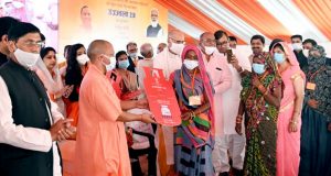 मुख्यमंत्री योगी ने उज्ज्वला 2 योजना के 10 लाभार्थियों को प्रतीकात्मक रूप से लाभान्वित किया