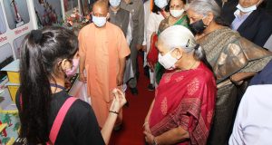 एल0डी0ए0 द्वारा आयोजित प्रतियोगिता में बालिकाओं की बनाई कृतियों को मुख्यमंत्री ने सराहा