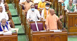 योगी सरकार 1 करोड़ नौजवानों को टैबलेट/स्मार्टफोन देगी