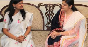 DM ने रूद्रपुर की मेधावी  पुत्री वरूणा अग्रवाल के सिविल परीक्षा में 38वां स्थान प्राप्त करने पर  उन्हें पुष्पगुच्छ देकर शुभकामनायें दी