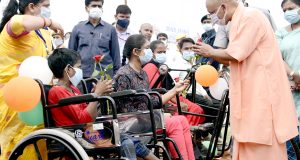 मुख्यमंत्री ने  वाराणसी में टी-20 नेशनल दिव्यांग क्रिकेट टूर्नामेंट-2021 के समापन समारोह में प्रतिभागी खिलाड़ियों को पुरस्कार वितरित किया, दिव्यांगजन को कृत्रिम अंग एवं सहायक उपकरण भी वितरित किये