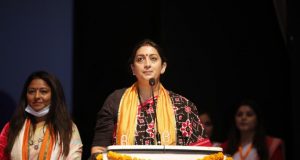 केंद्रीय मंत्री स्मृति ईरानी ने पहले महिला कारीगर-बुनकर समागम के दौरान महिलाओं को किया सम्मानित