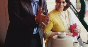 अपर मुख्य सचिव डा0 नवनीत सहगल ने अपने हाथों से जिगर-जाली पर बनाया मिट्टी का कप,  प्लास्टर आफ पेरिस के मोल्ड से मिट्टी के दिये को दिया आकार