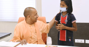 मुख्यमंत्री से  प्रयागराज की 10 वर्षीय प्रतिभाशाली धाविका काजल निषाद ने भेंट की
