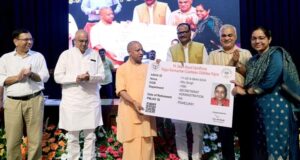 मुख्यमंत्री ने पं0 दीनदयाल उपाध्याय राज्य कर्मचारी कैशलेस चिकित्सा योजना के 10 लाभार्थियों को प्रतीकात्मक स्टेट हेल्थ कार्ड प्रदान किया
