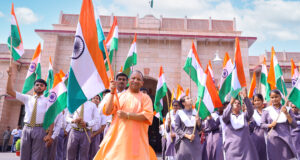 मुख्यमंत्री ने  तिरंगा फहरा कर तथा स्कूली छात्र-छात्राओं को तिरंगा उपलब्ध कराकर‘हर घर तिरंगा अभियान’ का शुभारम्भ किया