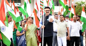 अपर मुख्य सचिव डॉ. नवनीत सहगल ने  झण्डा फहरा कर खादी एवं ग्रामोद्योग बोर्ड में तिरंगा यात्रा  कार्यक्रम की शुरूआत की