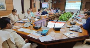 बंद पड़ी यार्न और कताई मिलों की निष्प्रयोज्य 1500 एकड़ भूमि को उपयोग में लाने की योजना बनाएं अधिकारी—  मंत्री नन्द गोपाल गुप्ता नन्दी