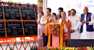 <strong>मुख्यमंत्री तथा केन्द्रीय पत्तन, पोत परिवहन और जलमार्ग मंत्री ने जनपद वाराणसी में 15 जेट्टियों का संयुक्त रूप से लोकार्पण एवं शिलान्यास किया</strong>