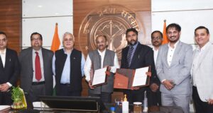 <strong>मुख्य सचिव के समक्ष उ0प्र0 सरकार और VueNow Infotech PVT LTD के मध्य 13,500 करोड़ रुपये के एमओयू पर किये गये हस्ताक्षर</strong>