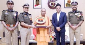 पुलिस झंडा दिवस पर डीजीपी डीएस चौहान ने सीएम योगी को लगाया फ्लैग पिन