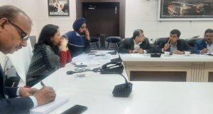 सड़को के किनारे पड़े निर्माण सामग्री/मलबा हटाने के निर्देश दिये—मण्डलायुक्त