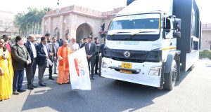 <strong>मुख्यमंत्री ने डी0जी0 वैन को झण्डी दिखाकर रवाना किया</strong>