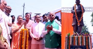 मुख्यमंत्री ने कालीचरण पी0जी0 कॉलेज में श्रद्धेय लालजी टण्डन की कांस्य प्रतिमा का अनावरण किया