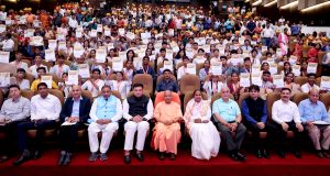 मुख्यमंत्री योगी ने केन्द्र व राज्य स्तरीय बोर्ड परीक्षाओं में उच्च अंक प्राप्त करने वाले मेधावी विद्यार्थियों को सम्मानित किया