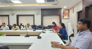 लखनऊ जनपद में चल रहे निर्माणाधीन परियोजनाओं को गुणवत्ता पूर्वक ससमय पूर्ण कराए जाना सुनिश्चित करे—मंडलायुक्त