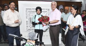मुख्य सचिव ने मध्य प्रदेश की एथलीट आशा मालवीय को भेंट की साइकिल व स्पोर्ट्स किट