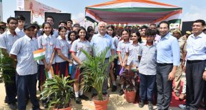 मुख्य सचिव ने जनपद बाराबंकी के ग्राम रसौली में अमृत सरोवर पर किया पौधारोपण